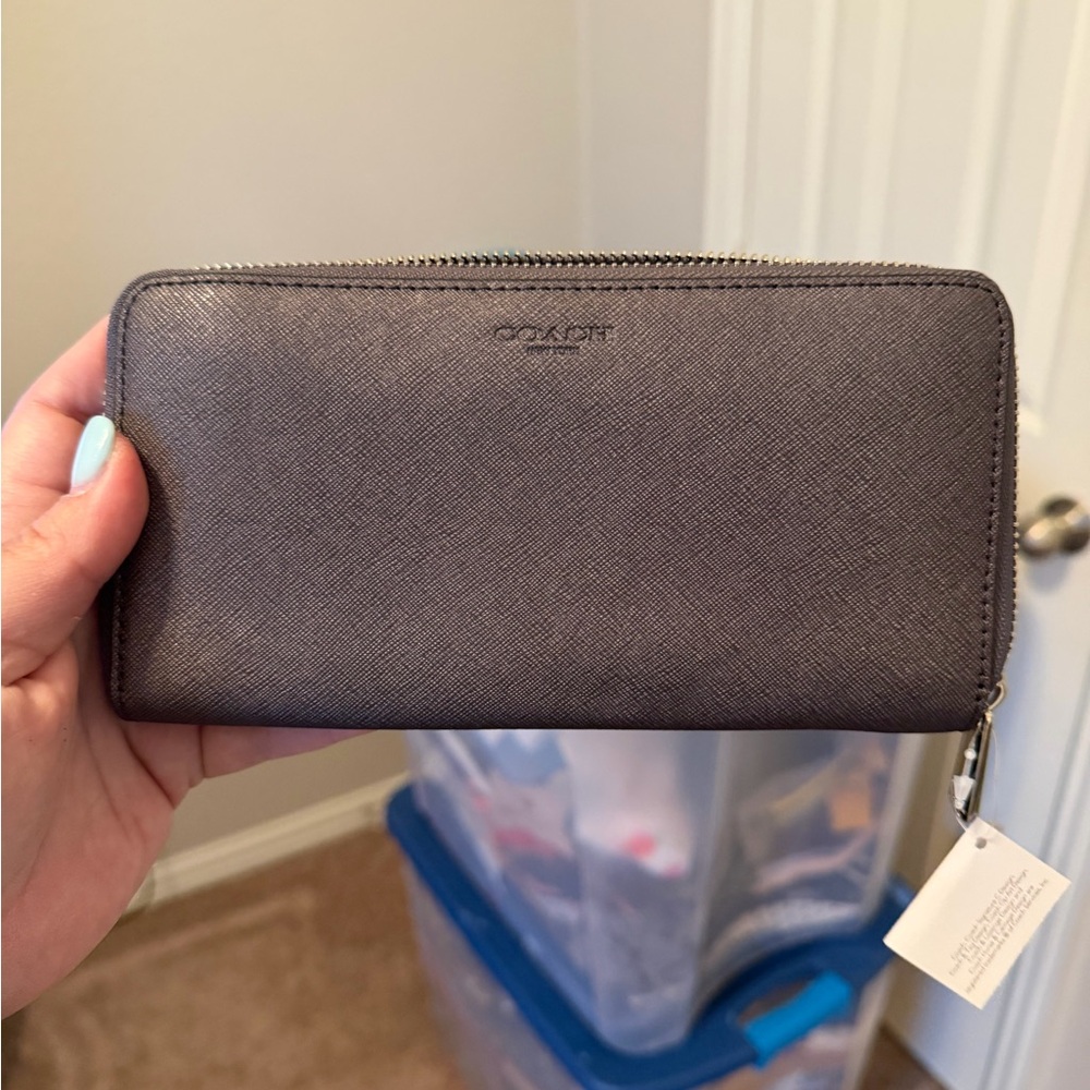 👜 Coach Saffiano Leather Zip Wallet – SV/Gunmetal (Style #49355)
